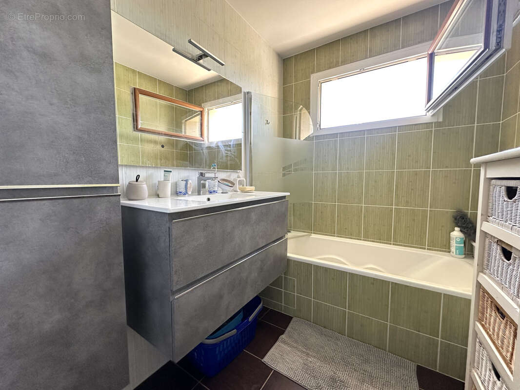 Aix en Provence, LA TORSE, appartement de type T3/4 de 76m2 avec ascenseur, gardien et piscine - photo 6