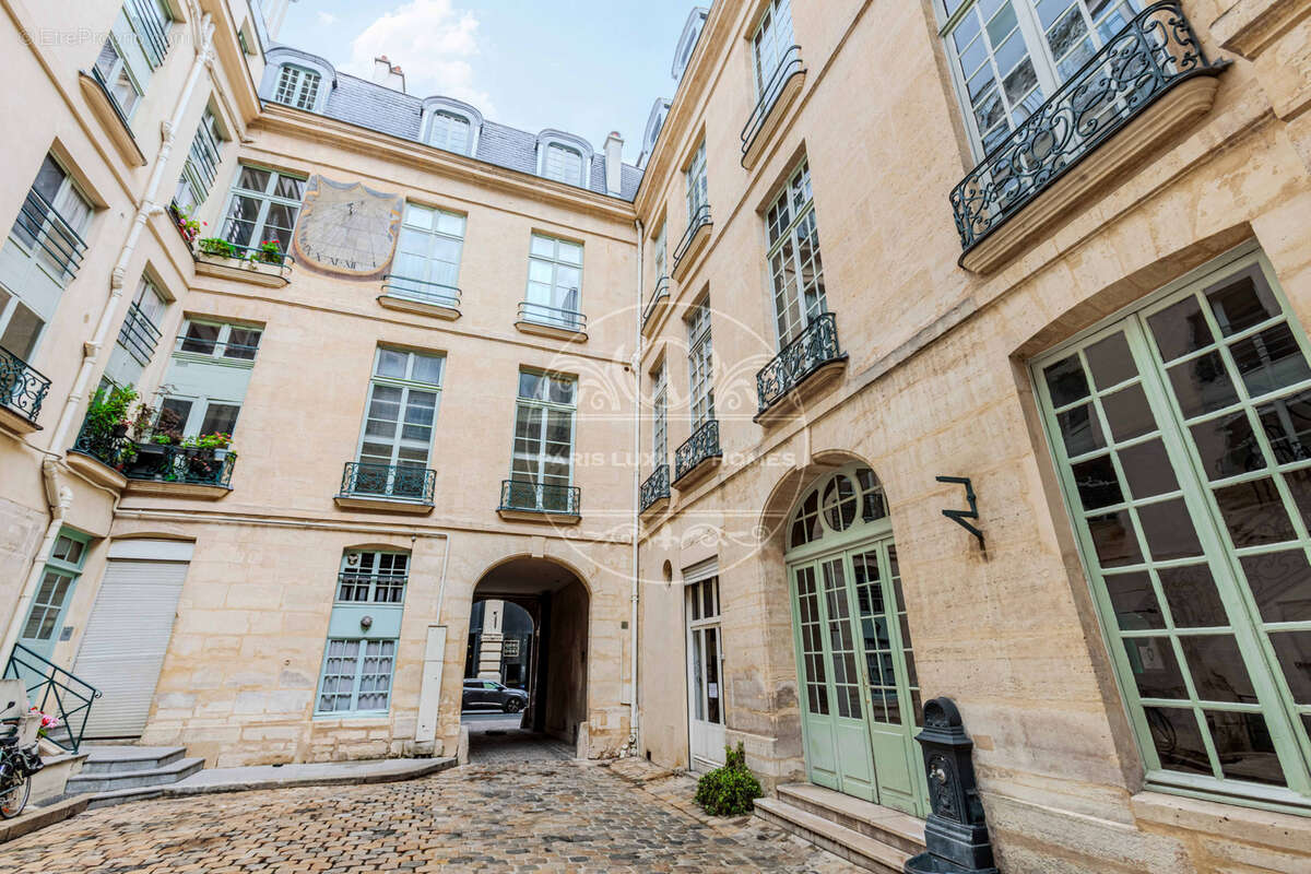 Appartement à PARIS-1E