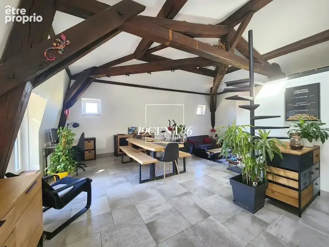 Trevoux - au dernier etage d'un chateau, appartement renove avec cave - photo 5