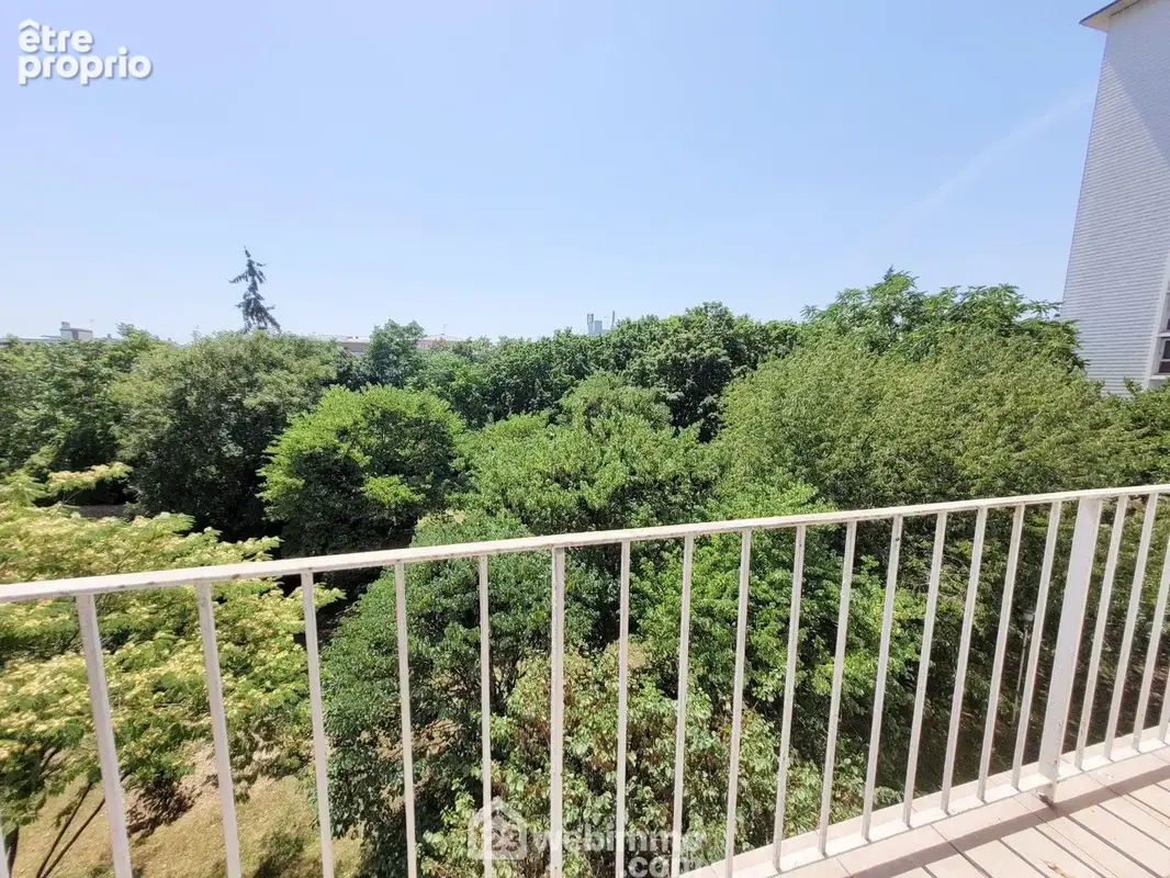 Balcon orienté Sud, avec vue dégagée, sans vis-à-vis