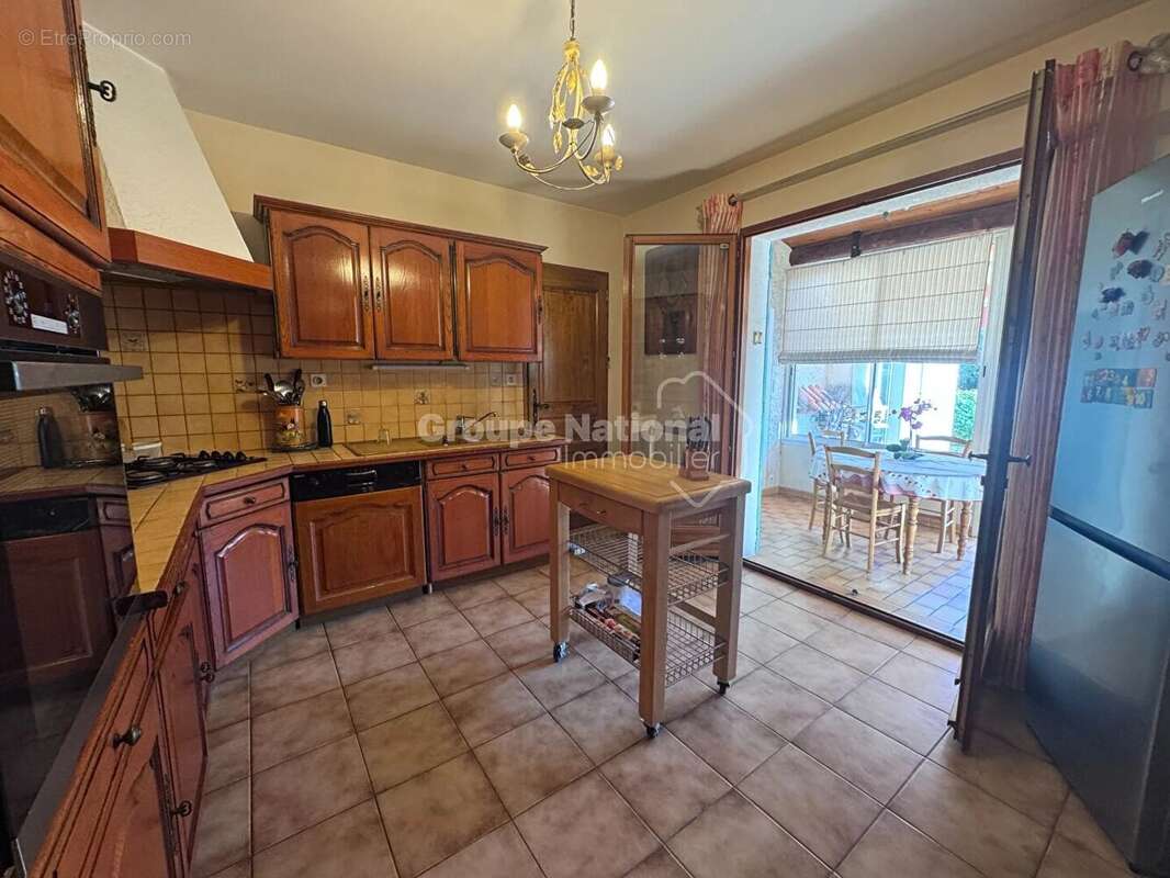 À vendre Châteaurenard Maison 4 chambres possible, jardin 600 m², spa, garage, quartier résidentiel - photo 9