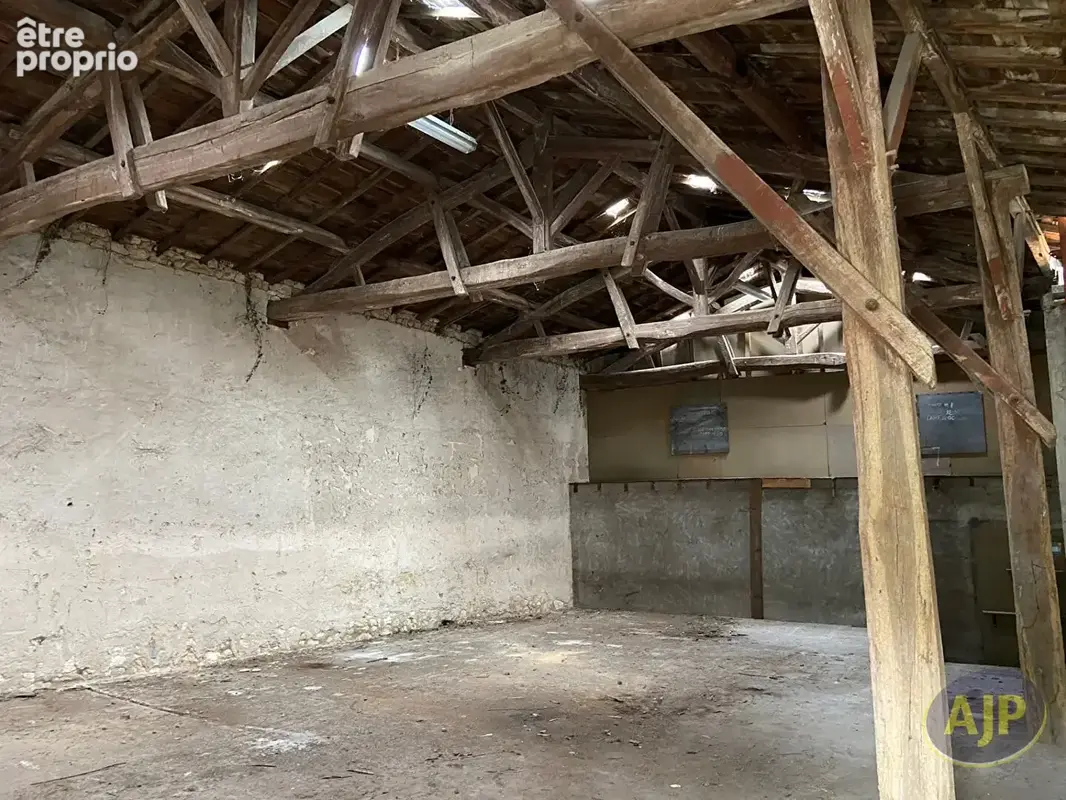 GAILLAN - Entrepôt d'environ 300m2 de surface ! - photo 4