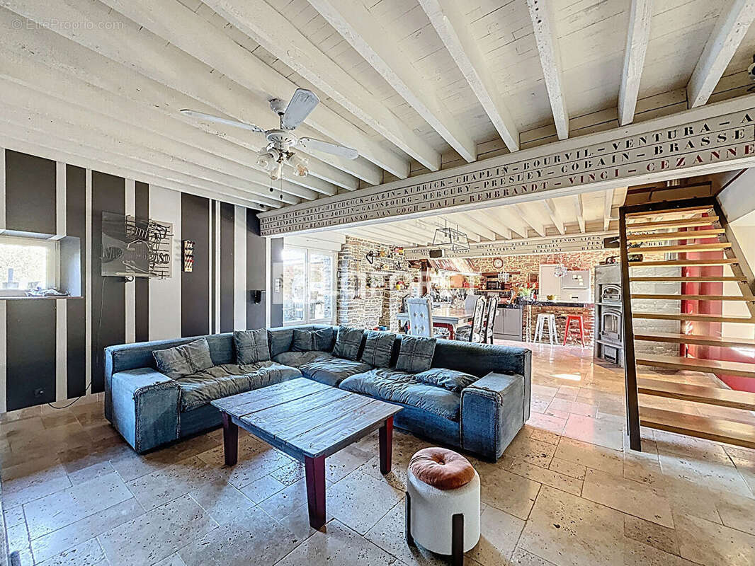 Maison à SAINT-QUENTIN-LES-CHARDONNETS