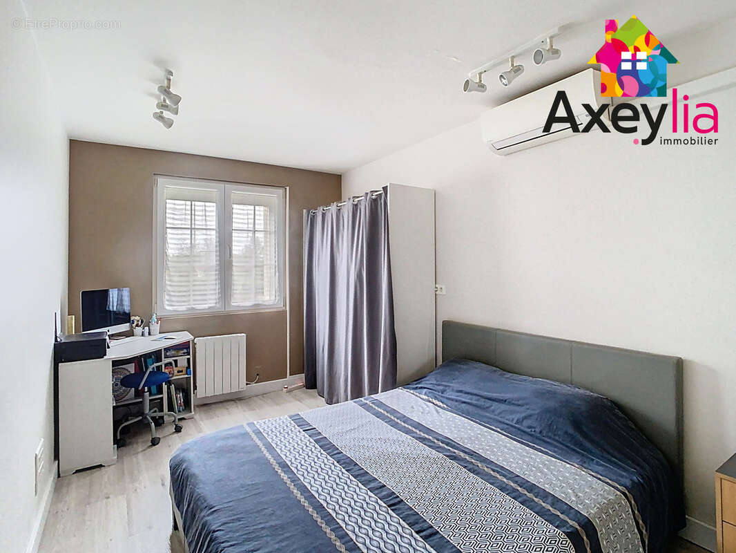 Maison à SAINT-CYR-DE-FAVIERES