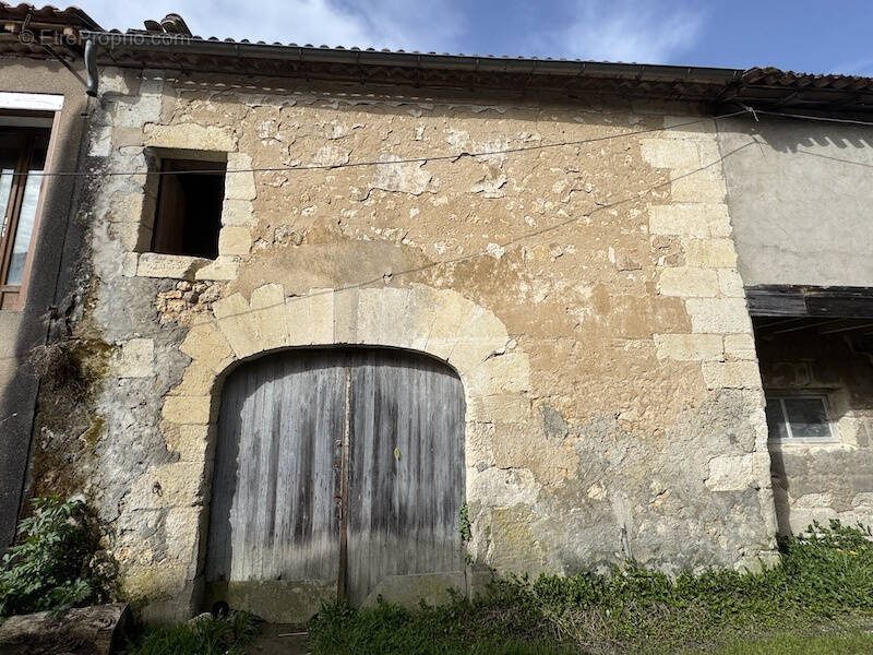 Parking à MONTGUYON
