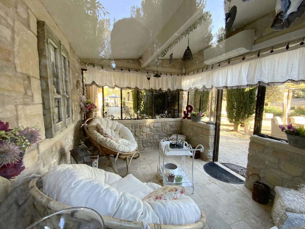 Charmante villa de plain pied sur un beau terrain arboré avec piscine. - photo 8