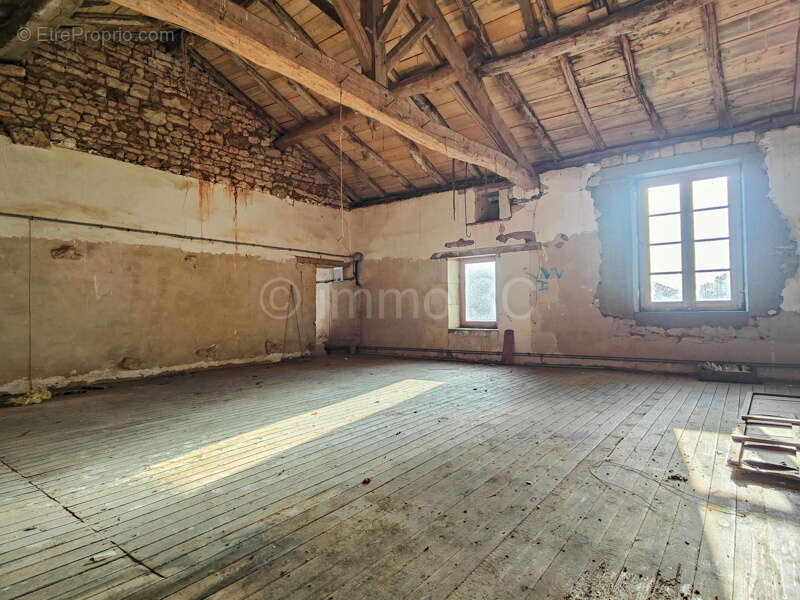 Maison en pierre à rénover avec terrain et grange - photo 14