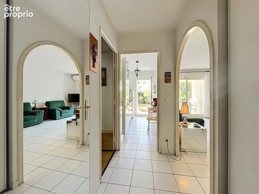 Cannes rez-de-jardin : 2 pieces 49,86 m² + cave + garage ferme - photo 7