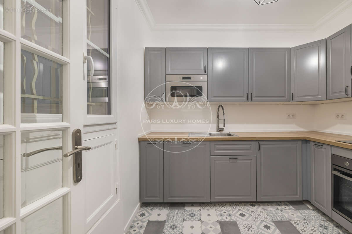 Appartement à PARIS-1E