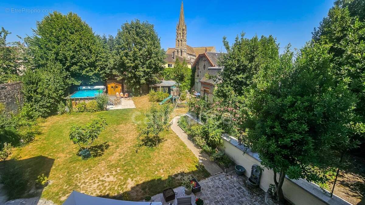 Plein centre ville d' ETAMPES (91) propriété à vendre 13 pièces, avec grand garage, 2 dépendances et terrain clos de 997 m² - photo 3