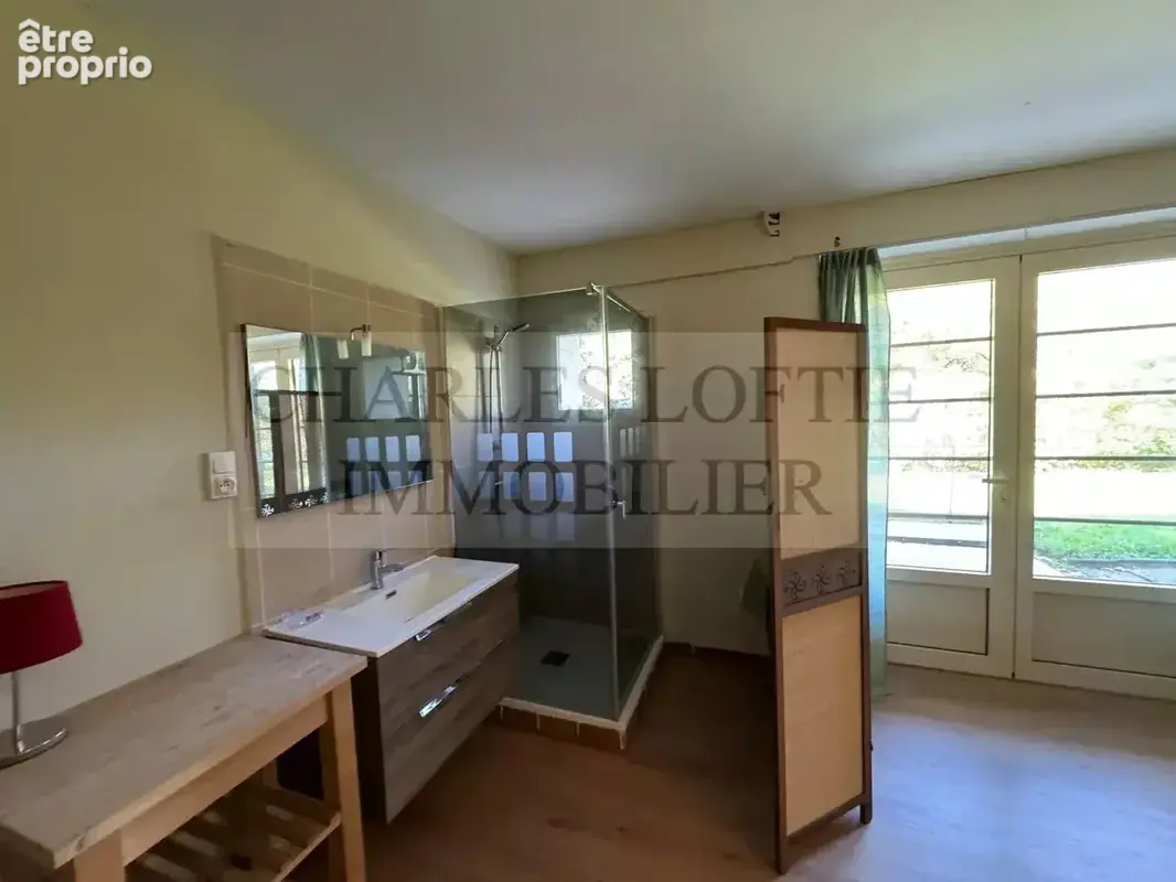 Maison familiale avec garage, piscine et accès à la rivière sur près de 7000 m² de terrain, proche de Prayssac. - photo 9