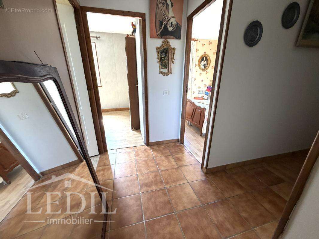Plain pied avec garage et terrain - photo 10
