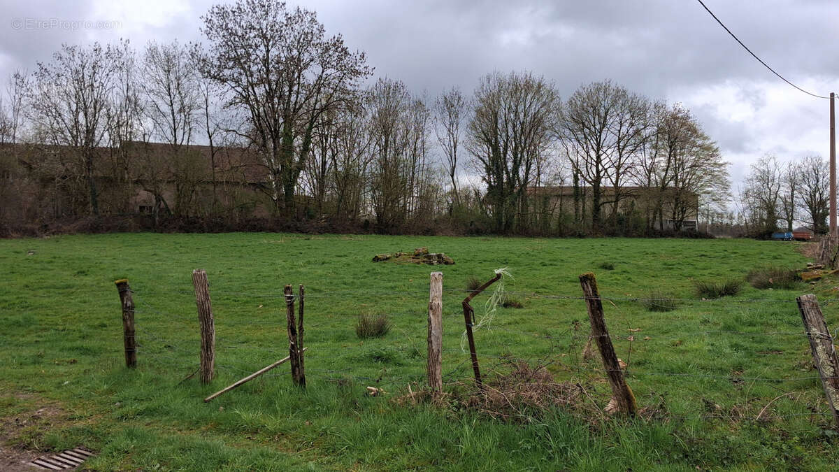 Terrain à LA CORBIERE