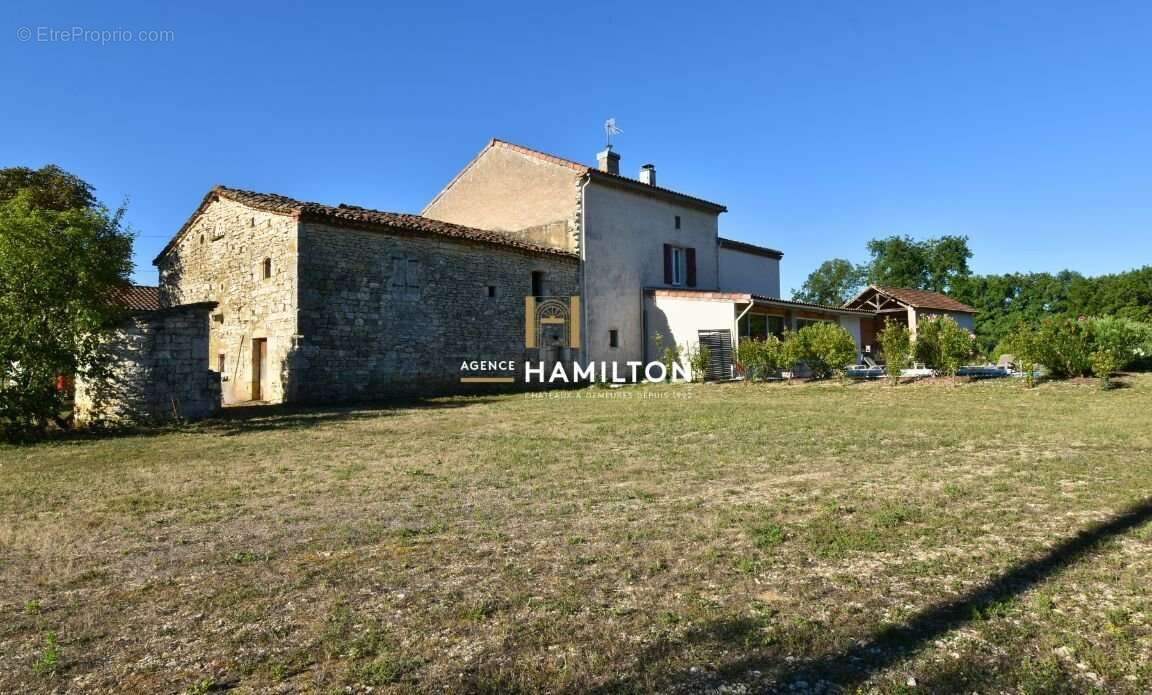 Ancien corps de ferme rénové avec piscine, deux granges aménageables et dépendances - photo 11