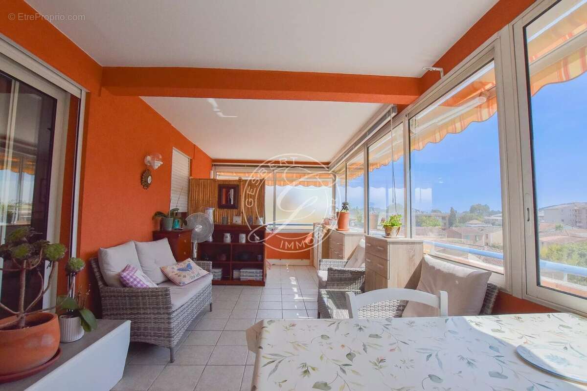 DRAGUIGNAN – Appartement T5 de 123 m² habitables avec véranda, ascenseur et parking privatif - photo 9
