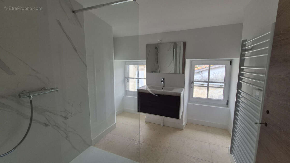 Appartement à SAINT-JEAN-D'ANGELY