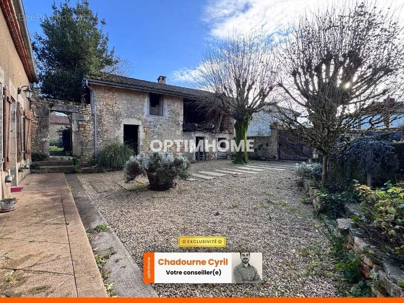 Maison à JAVERLHAC-ET-LA-CHAPELLE-SAINT-ROBERT