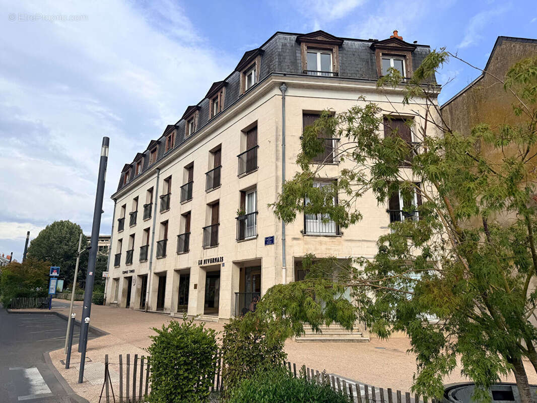 Nevers plein centre ville, vue place Carnot !!! Appartement de 3 pces avec parking et ascenseur - photo 4