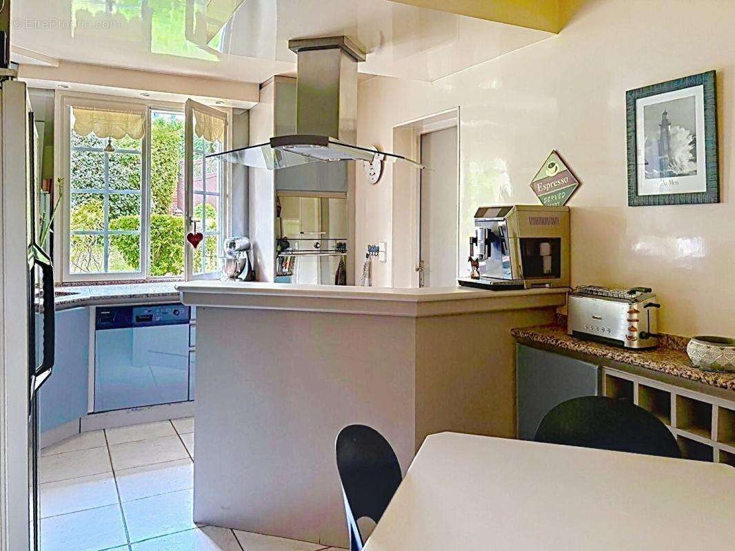 Maison  familiale de  5 chambres, beaux espaces de  réception sur jardin paysagé - photo 8