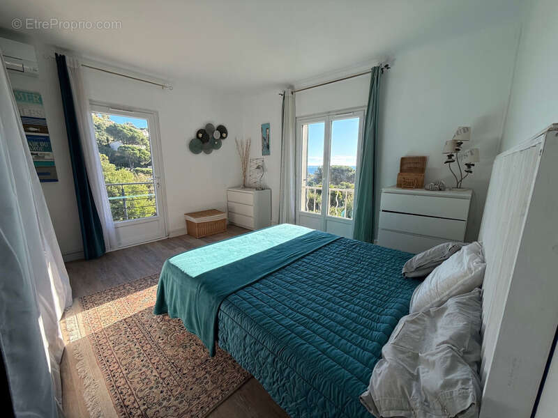 Villa rénovée vue mer à vendre LES ISSAMBRES (83) - photo 13