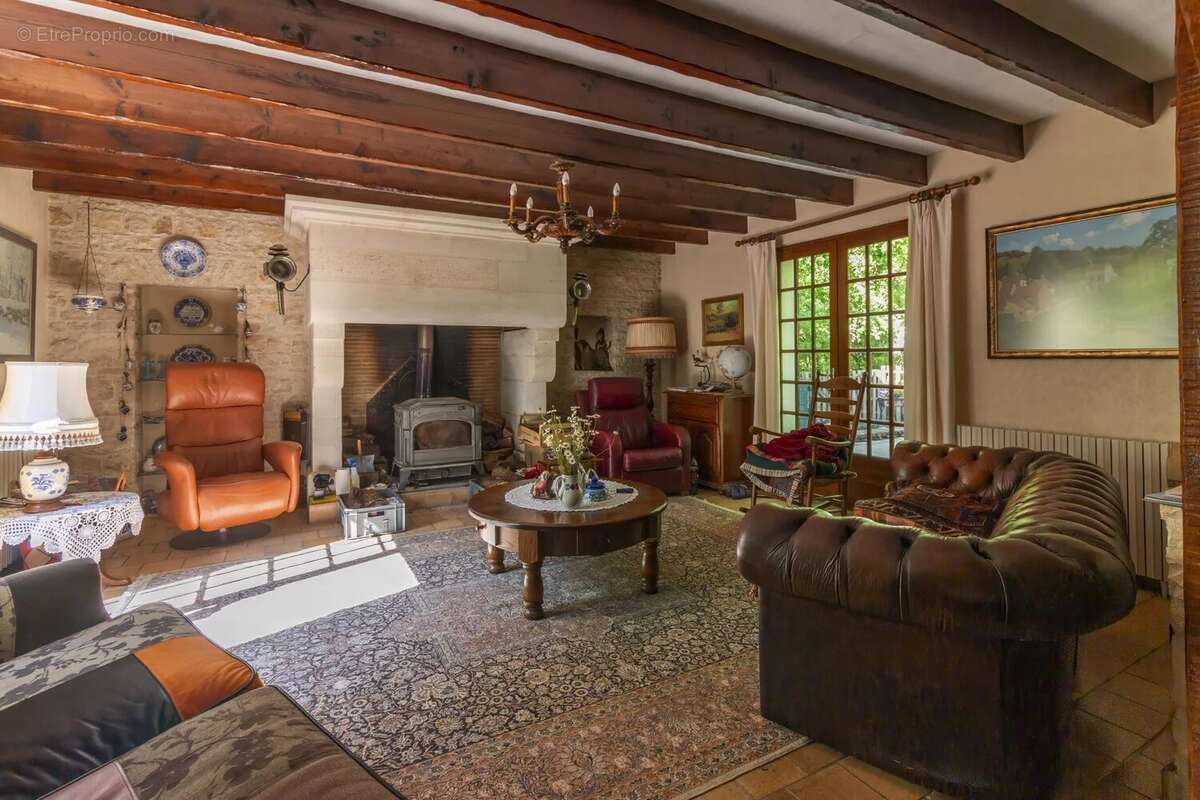 Maison spacieuse avec piscine, grandes dépendances et terrain - photo 3