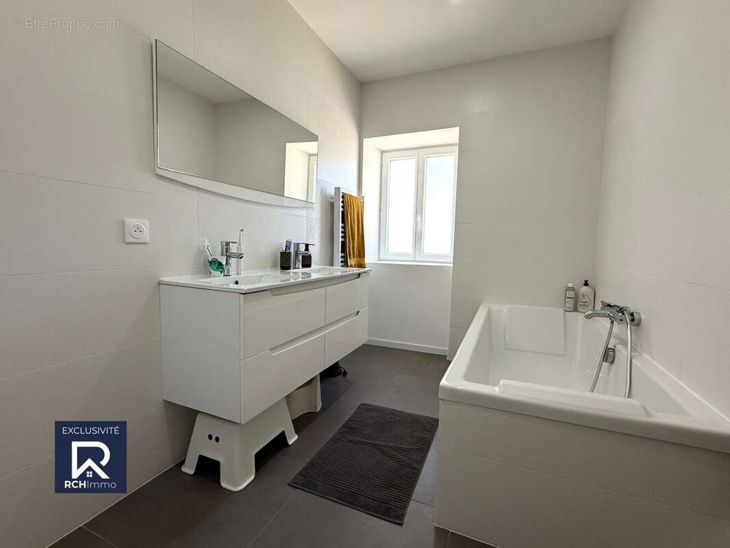 Maison à EYZIN-PINET