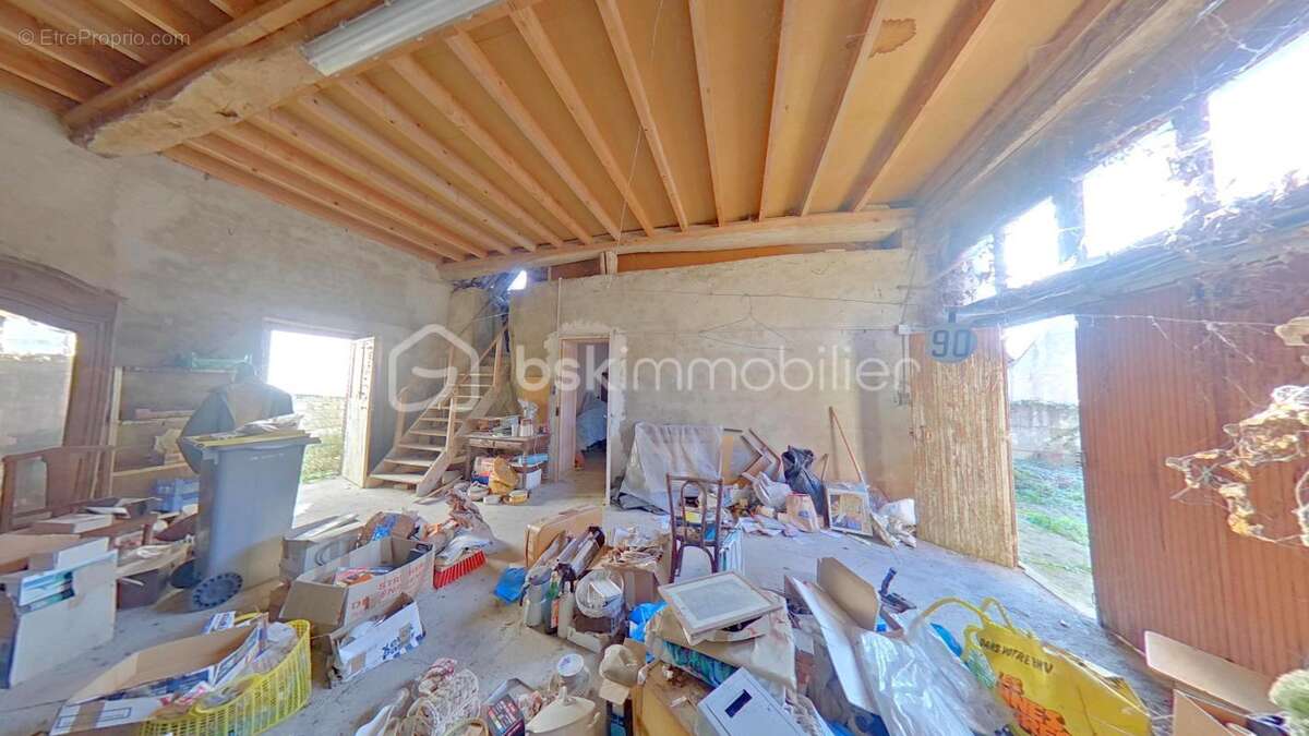 Maison Ancienne à rénover avec une grange et une cour 178 m² de terrain - photo 8