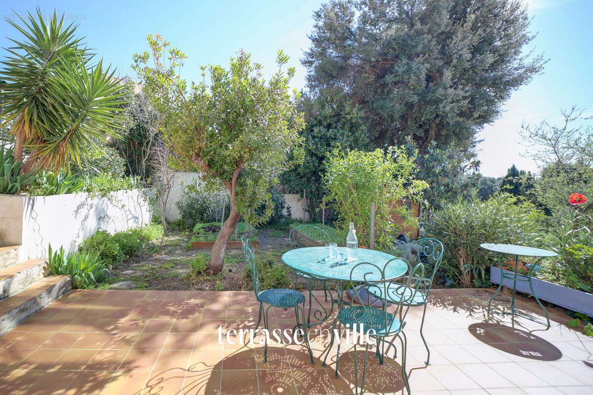 Appartement à CEYRESTE