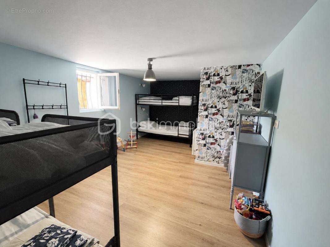 Propriété familiale de 211 m² avec piscine et espace indépendant - photo 13