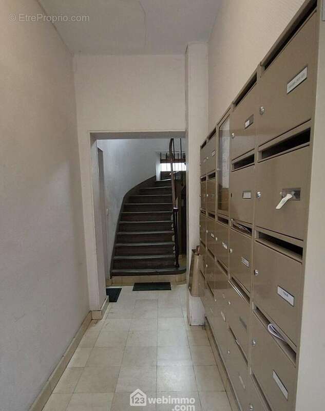 Parties communes en bon état - Appartement à IVRY-SUR-SEINE