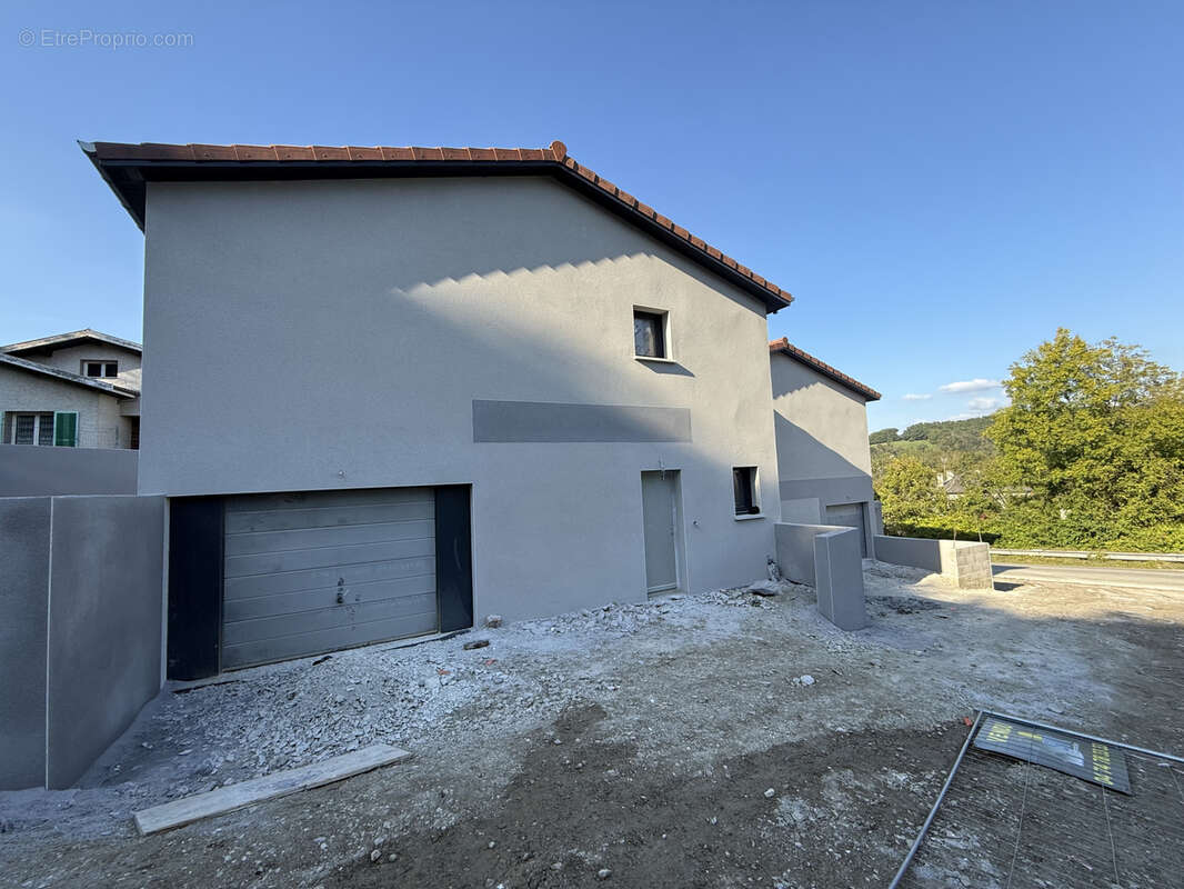 Maison à EYZIN-PINET