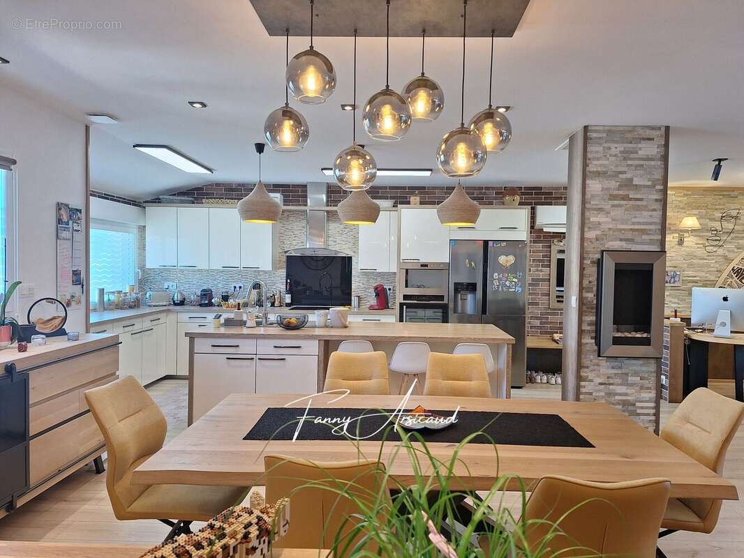 Maison à CHAMPAGNE-LES-MARAIS