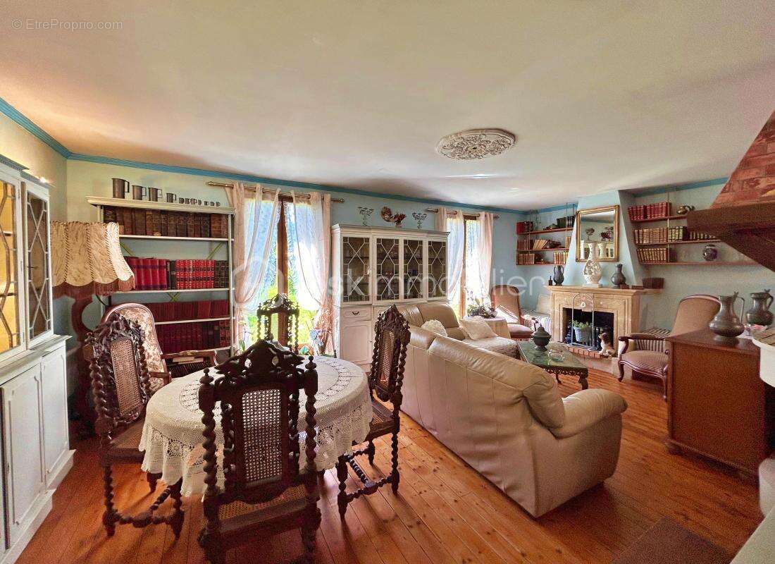 Maison à LES MESNULS