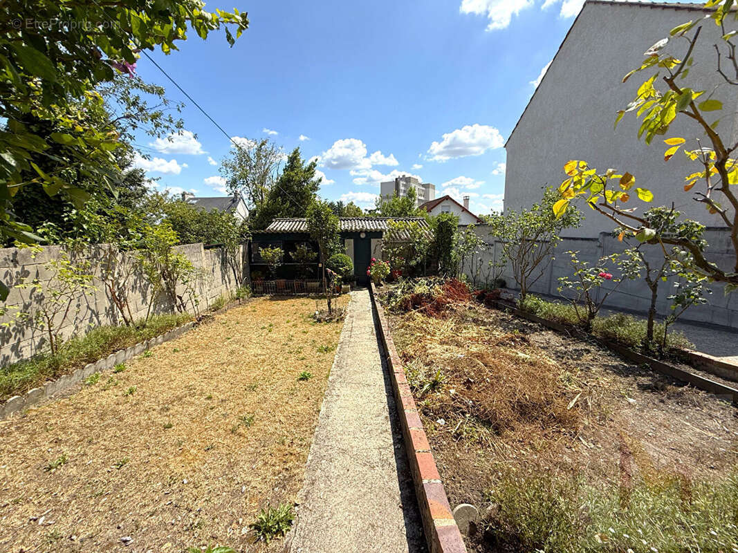 Maison avec garage, jardin sur 590 m² de terrain. - photo 4
