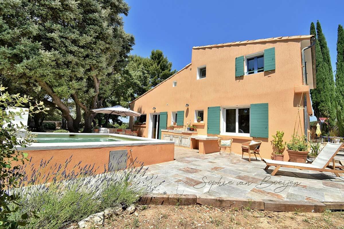 Maison à vendre 10 pièces EGUILLES (13), maison avec dépendances de 215 m², sur 3 230 m² avec piscine - photo 3