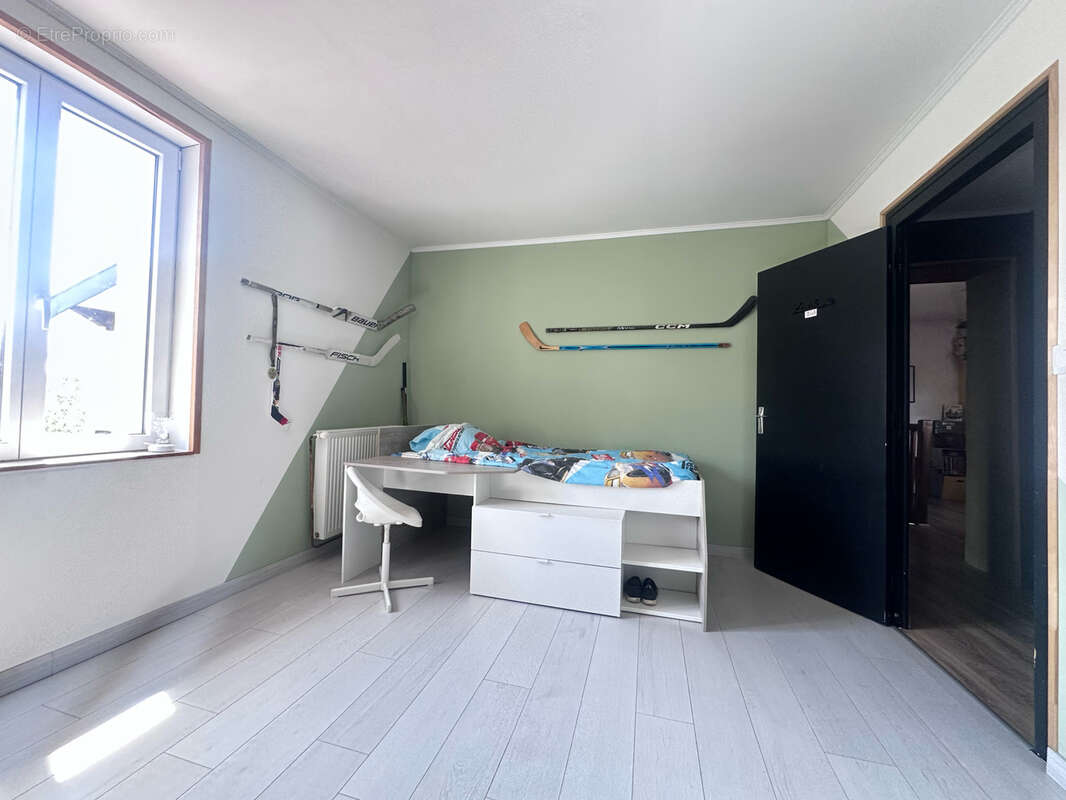 BOURG DE THIZY   Maison rénovée - 3 chambres - 132 m2 habitable - Garage et Jardin - photo 7