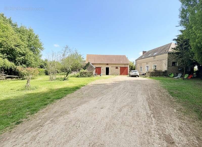 Maison à COULANS-SUR-GEE