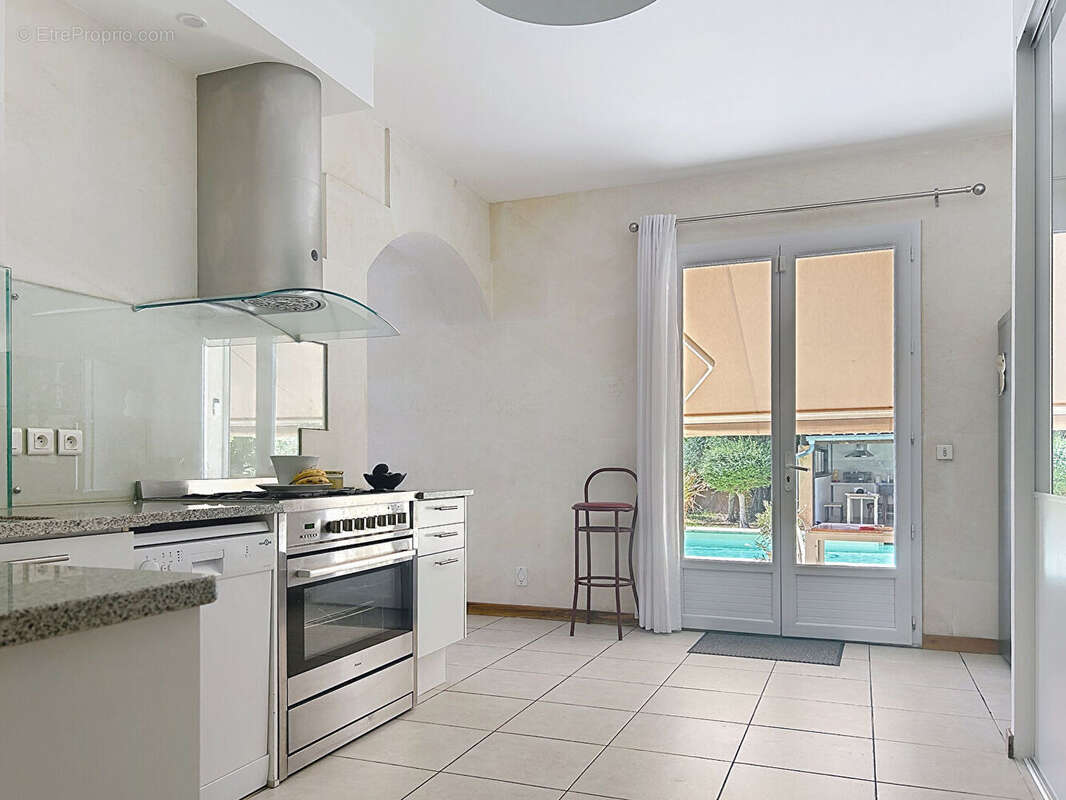 Maison Rochefort Du Gard 7 pièce(s) 300 m2 - photo 6