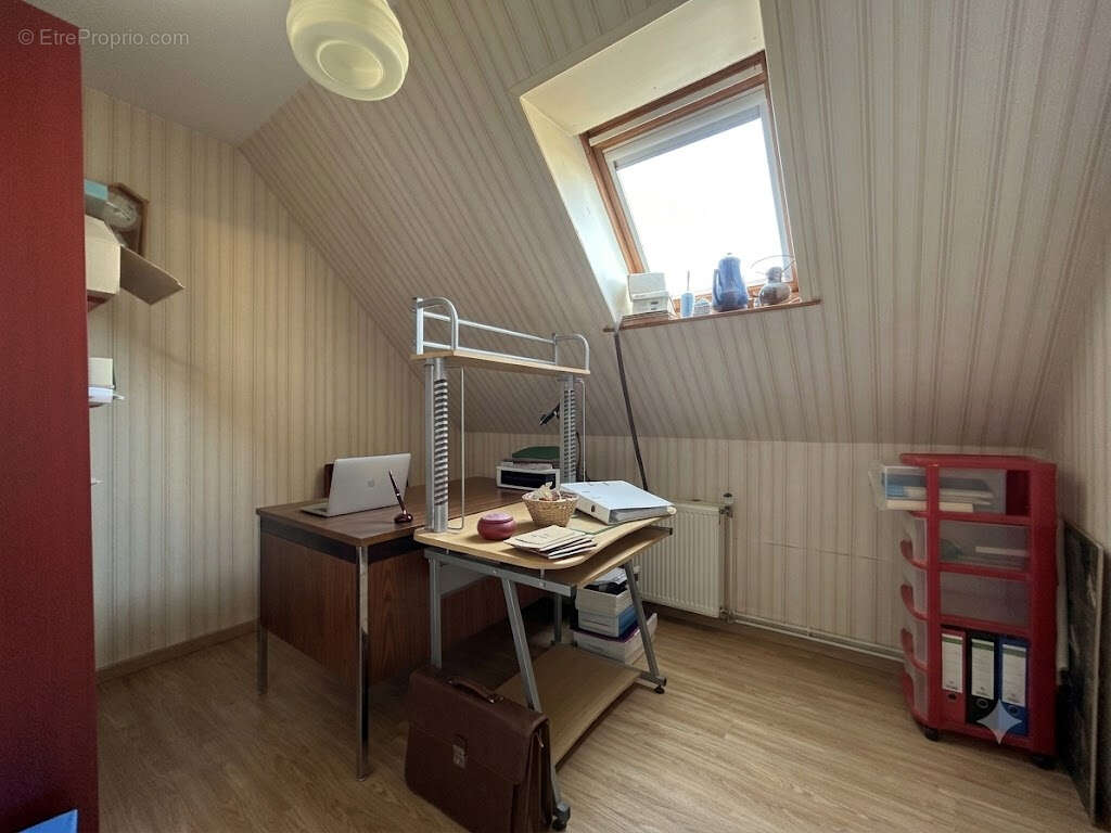 Pavillon individuel de 1986 développant 104m2 et bâti sur 868m2, très beau potentiel  ! - photo 11