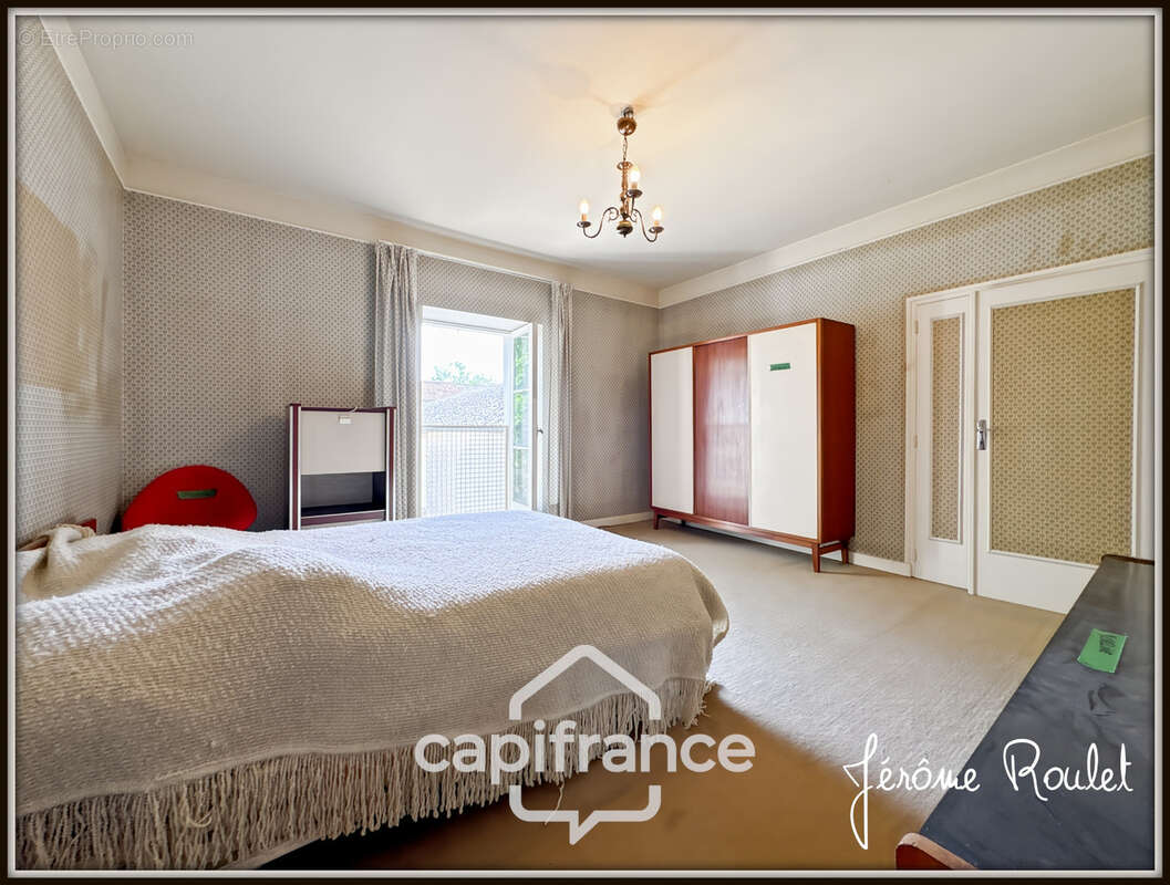 Hyper centre Neuville-de-Poitou – Maison de caractère 305 m² – Jardin, garages et fort potentiel - photo 18