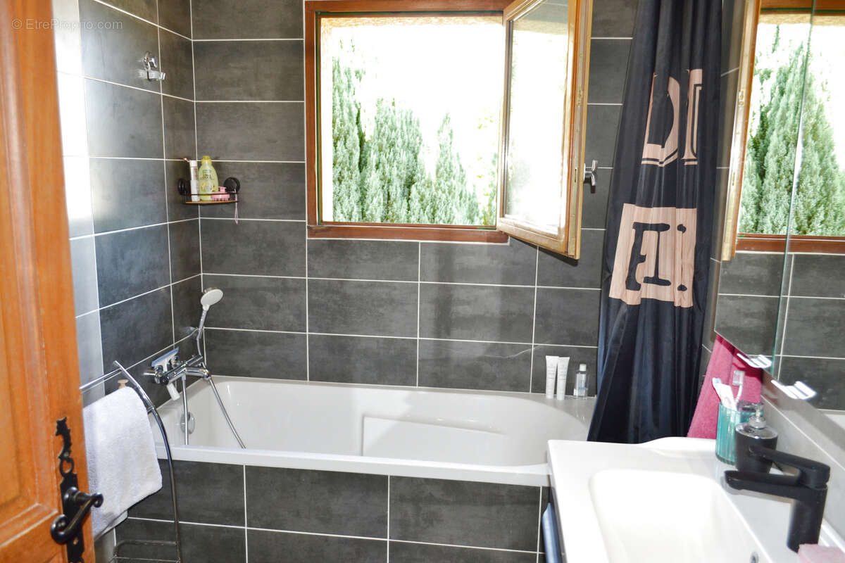 Maison T5 plain pied terrain 2500m2 - photo 13