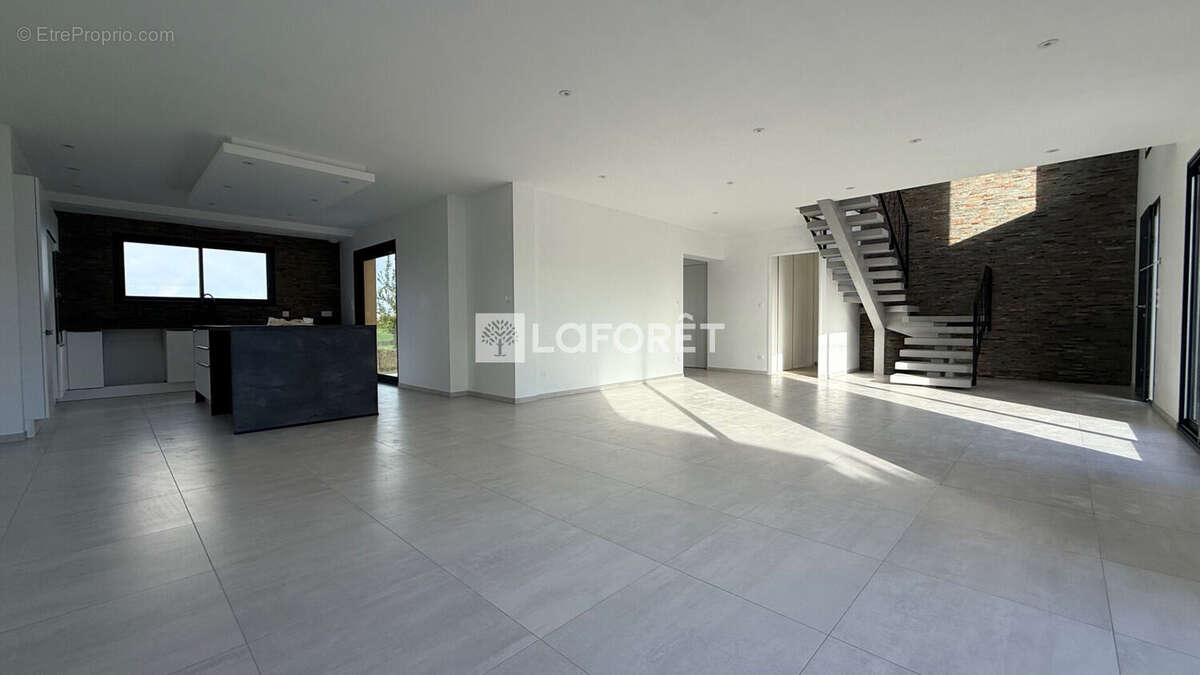 Maison moderne entièrement rénovée 4 chambres avec sous-sol et jardin PREAUX - photo 2