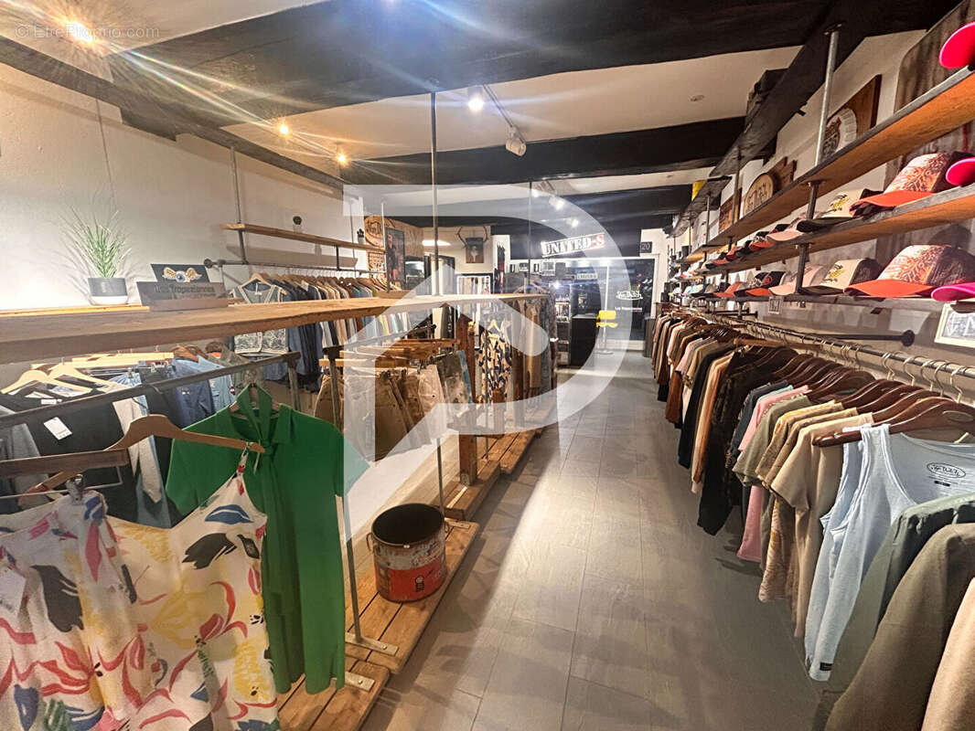 Commerce à AIGUES-MORTES