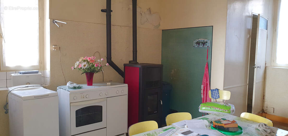 Grande maison avec dependances et cour - photo 7