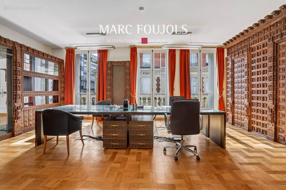 Commerce à PARIS-8E