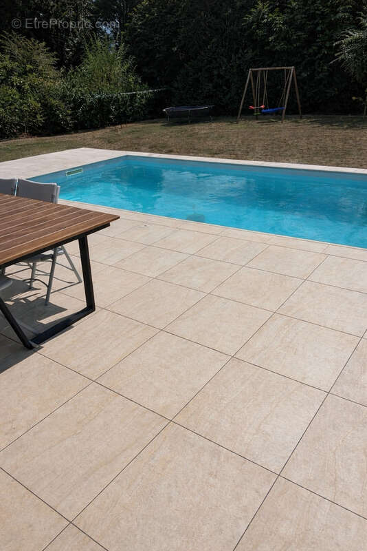 LAIGNES ( 21)  Pavillon contemporain de 1984 (130m2) avec sous-sol (100m2) sur 1700m2 de terrain avec piscine. - photo 4