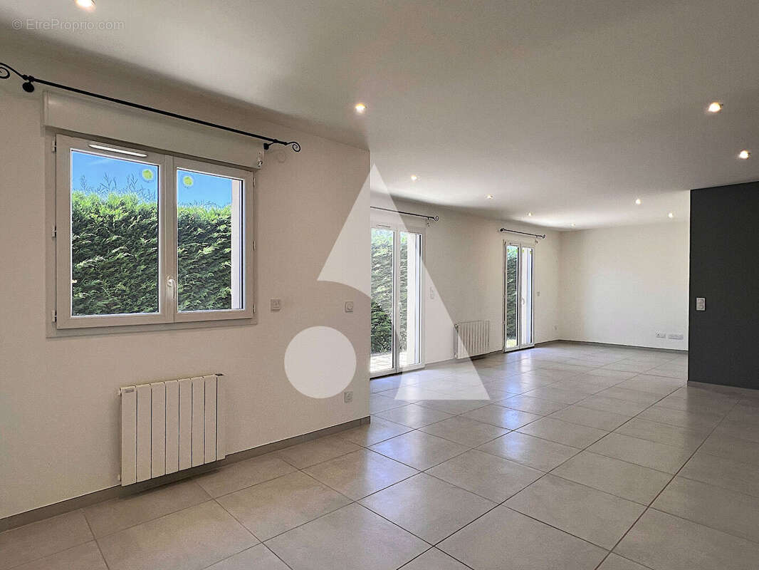 Maison à COUTRAS