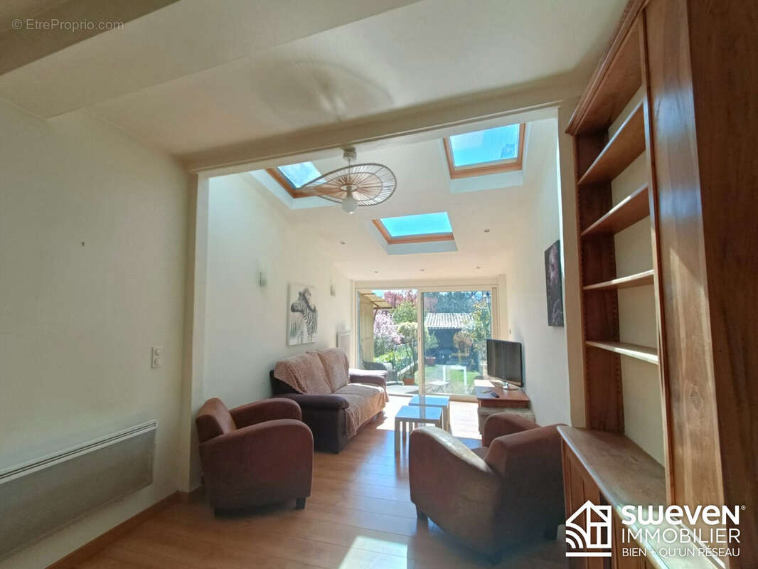 Salon - Maison à SAINT-MARTORY