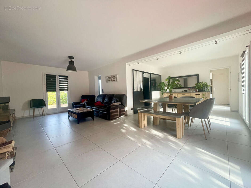 Maison familiale au Coteau de 130 m² avec 4 chambres, bureau, piscine au sel, terrain de 1200 m² et grand garage. - photo 4
