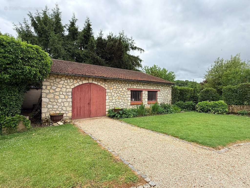 Authentique maison en pierre avec 4 chambres, dépendances et terrain de 2 207 m2 - photo 13